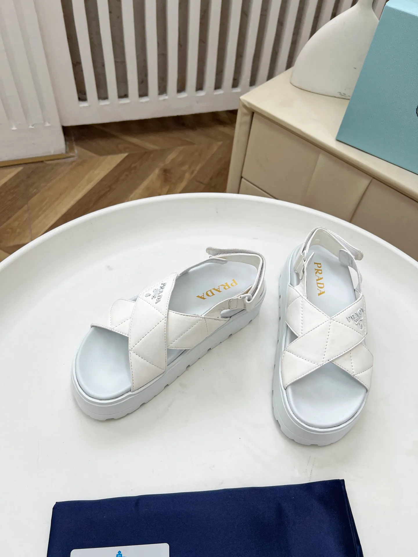 👟👟Ex-factory price 440👟👟 Prada/Prada 25ss summer new couple's beach thick-soled Birkenstock sandals. This shoe style is really a classic design that will not go out of style and is in line with everyone's current pursuit of comfortable and healthy wearing concepts. It is regarded by many domestic and foreign celebrities and fashionistas as an important choice for daily slippers. ✔Upper: imported super soft sheepskin ✔Inner lining: imported sheepskin ✔Hardware: Original molded split hardware ✔Outsole: Ultra-light, wear-resistant and non-slip foam sole ✔Number of yards: 35~40 (custom-made 40 pieces are non-refundable)